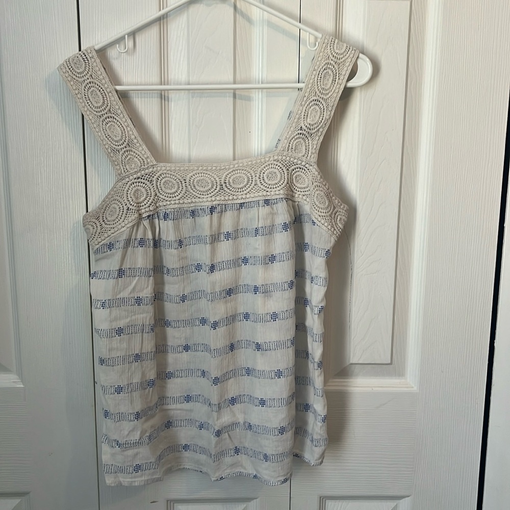 Sleeveless, striped top